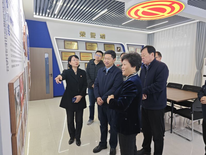 疯狂操大逼2025年05月09日上午 安阳市人大常委会副主任、市总工会党组书记、主席夏军一行莅临华阳电磁铁参观调研；对公司2023年全国五一劳动奖章获得者汪利娜慰问，并听取劳模工作室相关情况汇报